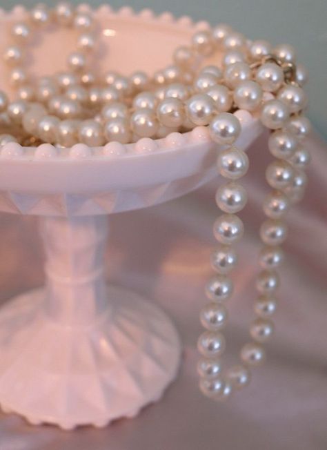 Pearls Vintage Aesthetic, Pearl Girl Aesthetic, Perls Jewellery Aesthetic, Pink Pearl Aesthetic, Pearls Aesthetic, Pearl Aesthetic, Displaying Jewelry, Feminine Jewelry, Wear Pearls