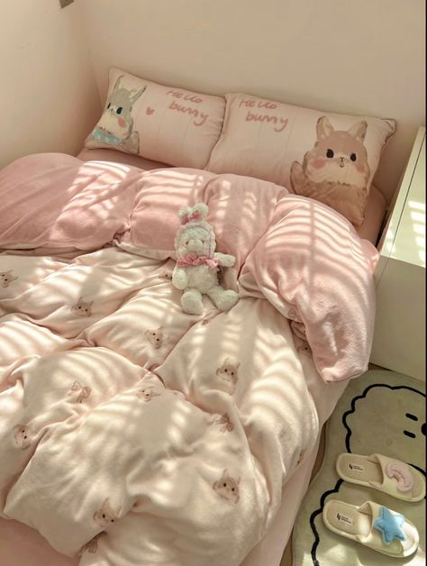 Pink Bedsheet Aesthetic, Cute Bedsheet, Coquette Rooms, Aesthetic Bed Sheets, Cute Bed Sheets, Comfy Beds, Small Bed, Pinterest Room Decor, Cute Room Ideas