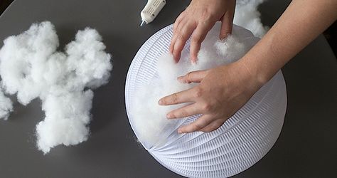 She Glues Cotton To A Paper Lantern. Now Watch What Happens When She Turns The Light Off… via LittleThings.com Diy Cloud Light, Cloud Lantern, Ceiling Lights Diy, Paper Lanterns Party, Paper Lanterns Diy, Diy Leder, Cloud Lamp, Diy Clouds, Lampe Diy