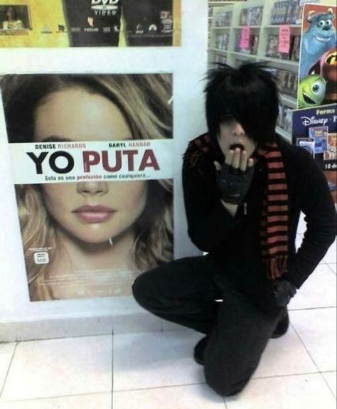 Thus emo is shocked cause if that sign was read/translated in spanish, it would say “ yo bitch “ Princesa Emo, Scene Emo Aesthetic, Emo Scene Boys, Emo People, Emo Love, Scene Boys, 2000s Emo, Emo Aesthetic, Emo Memes