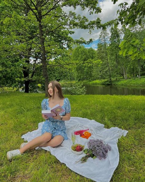 Picnic Photo Shoot, Picnic Photography, Nyc Pics, Green Costumes, Picnic Inspiration, Vintage Picnic, Dreamy Photography, Sitting Poses, Portrait Photography Poses