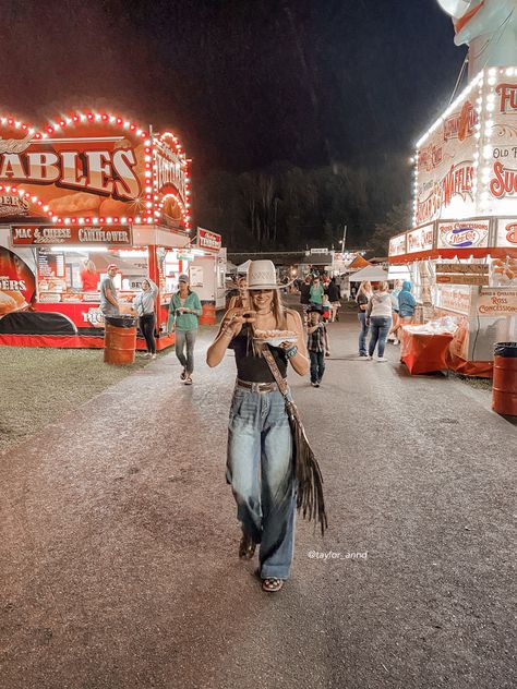 Cowgirl Ranch Outfit, Outdoor Rodeo Outfit, Western Fits Summer, Summer Western Aesthetic, Easy Rodeo Outfits, Retro Western Aesthetic Outfits, Rodeo Aesthetic Outfit, Punchy Concert Outfits, Western Summer Fits