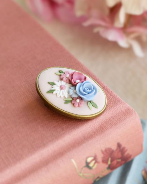 Polymer Clay Brooch, Clay Brooch, Clay Box, Clay Crafts Air Dry, Floral Brooch, Spring Jewelry, Floral Stickers, Floral Accessories, Polymer Clay Projects