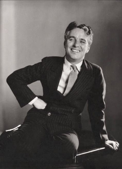 Charles Chaplin fotografiado por Edward Steichen, 1931 Mabel Normand, Chaplin Film, Charles Spencer Chaplin, Classic Actors, Peter O'toole, Edward Steichen, Doug Mcclure, Douglas Fairbanks, Charles Spencer