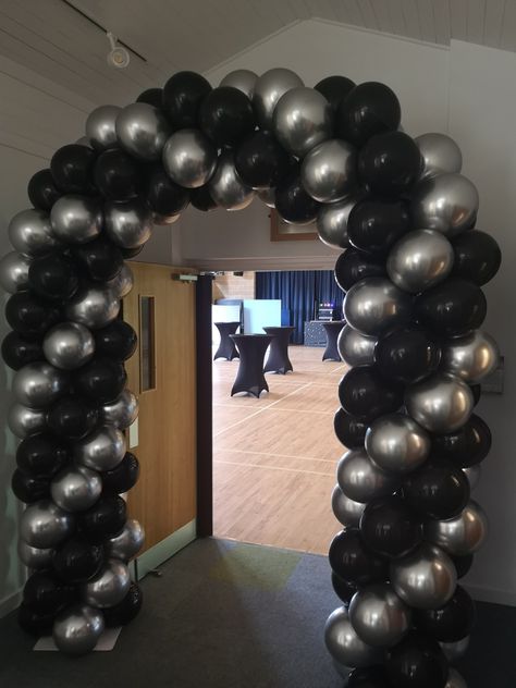 Chrome Silver and Black balloons. Dd Black And Grey Quinceanera Theme, Black And Silver Banquet Decorations, Black And Silver 21st Decorations, Black And Silver Birthday Centerpieces, Black Silver Table Decorations, Black And Grey Wedding Decorations, Black And Silver Quince Theme, Silver And Black Sweet 16, All Black Sweet 16