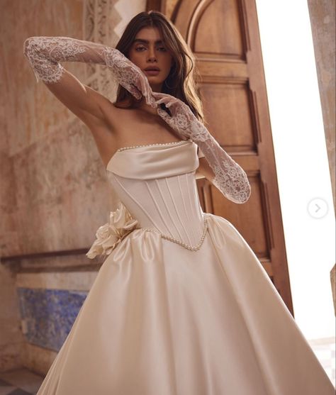 Italy Wedding Dress, Epic Outfits, Queen Wedding Dress, Plain Wedding Dress, Elegant Wedding Dresses, Reception Dresses, Couture Bridal Gowns, Bridal Studio, Pnina Tornai