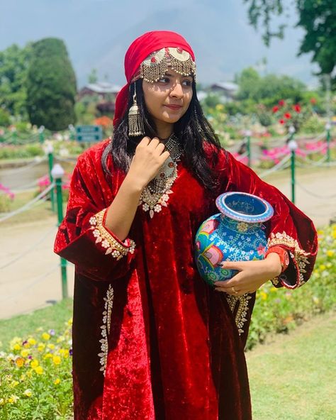 Kashmiri Outfits For Women, Kashmiri Culture, Mahima Makwana, Hijab Photoshoot, Mughal Garden, Adaa Khan, Indian Women Painting, Turkish Dress, Bridal Gallery