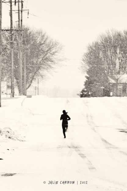 jogging in the snow Running In The Snow Aesthetic, Running Winter Aesthetic, Winter Running Aesthetic, Running In The Snow, Running In Snow, House In Snow, Alice Kellen, December Aesthetic, Winter Arc