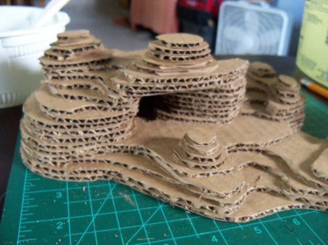 Miniature Landscape Diy, Model Making Techniques, Diarama Ideas Kids, Diorama Ideas Diy, Diroma Ideas, Christmas Cardboard Crafts, Cave Diorama, Cardboard Terrain, Cardboard Landscape