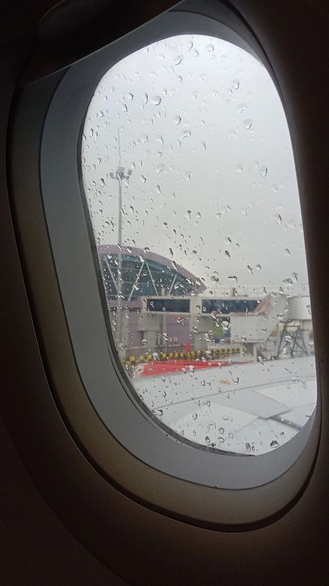 Rainy Airplane Window, Airplane Window Aesthetic, Rainy Day Vibes, Aviation Mechanic, Airplane Window View, Trip Aesthetic, Picture Background, Wallpaper Lock Screen, Airport Pictures