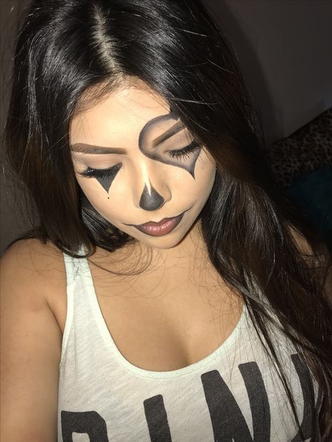 Clown Makeup Triangle, Matching Face Paint Ideas For Friends, Brown Halloween Makeup, Payasa Chicana Make Up, Latina Halloween Makeup, Holloween Makeup Idea, 2023 Halloween Makeup Ideas, Easy Makeup Ideas Halloween, Lowkey Halloween Makeup