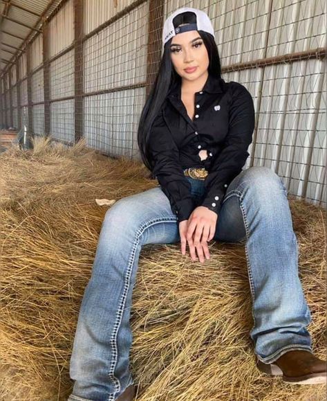 Latina Cowgirl Outfits, Mexican Baddie, Vaquera Outfit Mexican, Takuache Outfits, Cowgirl Fits, Vaquera Fits, Jaripeo Outfits, Takuachita Outfits, Takuache Girl Outfits