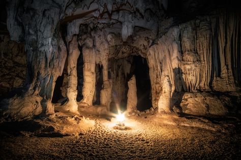 25 Breathtaking Photos of Caves Around the World | Reader's Digest Sewer Tunnel, Jenolan Caves, Underground Dungeon, Nature Reference, Cave Photos, Abandoned Churches, Batu Caves, Mammoth Cave, Caving