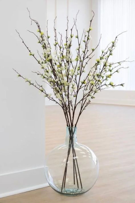 Top 7 Floor Vase Filler Ideas - Décors Véronneau Big Glass Vase Decorating Ideas, Floor Vase Filler Ideas, Large Vase Filler Ideas, Large Floor Vases Decor Ideas, Large Floor Vase Decor, Tall Floor Vase Decor, Glass Vase Filler Ideas, Floor Vase Arrangement, Large Floor Vases