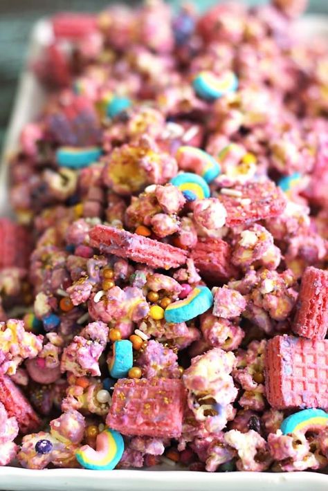 desserts for kids Pink Trail Mix Recipes, Party Snacks Kids, Unicorn Popcorn, Kids Party Snacks, Snacks Kids, Popcorn Mix, Snack Mixes, Puppy Chow Recipes, Happy Unicorn