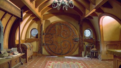 Voice of Nature — rutobukaisdead: long post with Bag End stills... Hobbit House Plans, Round Bookcase, Voice Of Nature, Hobbit Door, Bag End, Casa Hobbit, April Calendar, Behind The Scenes Video, Hobbit Hole