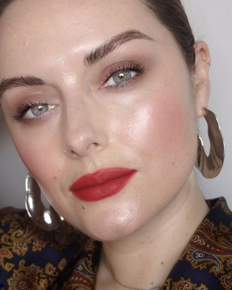 Makeup For Work, Katie Jane Hughes, Classic Eyeliner, Contouring Tips, Vintage Makeup Looks, Dewy Makeup Look, Classy Makeup, Best Foundations, Makeup 101