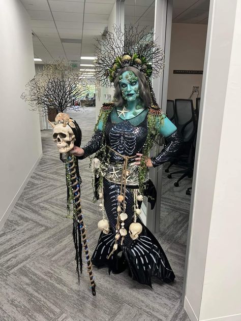 Evil Mermaid Costume Diy, Skeleton Mermaid Costume, Mermaid Witch Costume, Sea Hag Costume, Sea Costume Diy, Amphitrite Costume, Pirate Mermaid Costume, Black Mermaid Costume, Dead Mermaid Costume