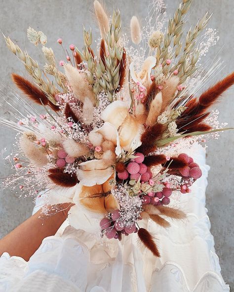 Bunny tail everything. 🌾🐰  #Regram via @honestlywtf Dyed Flowers, Bunny Tail, Wedding Chicks, Deco Floral, Diy Bouquet, Dried Floral, Dried Flower Bouquet, Dried Flower Arrangements, Pampas Grass