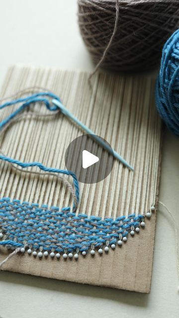 Diy Weave Loom, Weaving On Cardboard, Weaving And Embroidery, Small Weaving Projects, Weaving Cardboard, Card Weaving Patterns Beginner, Simple Yarn Crafts, Things To Make With Wool, Weaving Projects Beginners