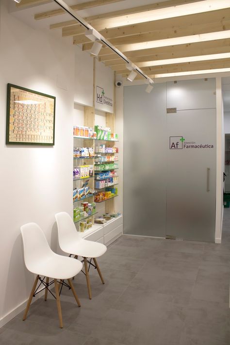 Mrs. SHOPFITTER: pharmacy Dietitian Office, Apothecary Design, Pharmacy Decor, Store Shelves Design, Physiotherapy Clinic, Clinic Interior Design, Pharmacy Design, Dental Office Design, Spa Decor