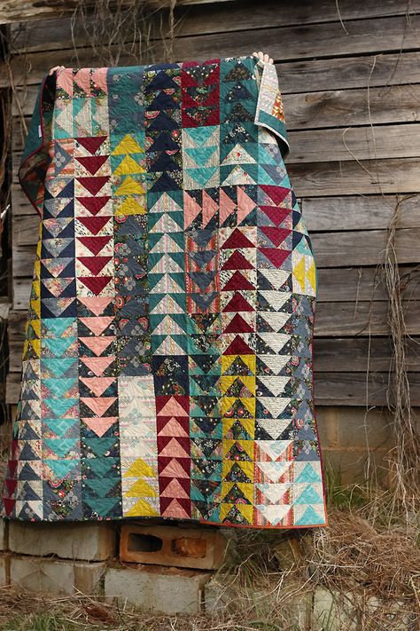 Flying Geese Quilt by Rachel of Stitched in Color Quilt Flying Geese, Geese Quilt, Southwest Colors, Flying Geese Quilt, Quilt Modernen, Quilt Care, Pretty Quilt, Patchwork Quilt Patterns, Triangle Quilt