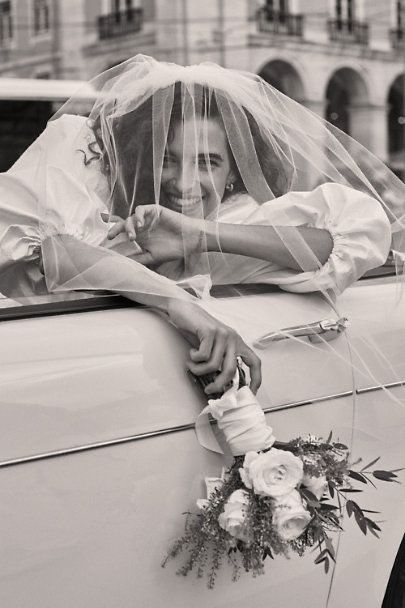 Vintage Bride Photoshoot, Vintage Wedding Getaway Car, Wedding Classic Car Photo Ideas, Vintage Car Bridal Photos, Classic Car Elopement, Old Time Wedding Photos, Retro Wedding Photoshoot, Vintage Style Wedding Photography, Old Car Wedding Photos