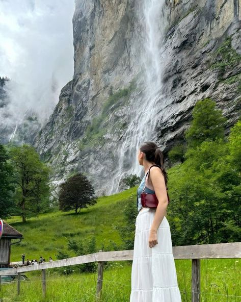 Beautiful girl on heavenly swiss Poses In Switzerland, Switzerland Travel Outfits Spring, Zurich Switzerland Outfits, Zurich Outfit, Zurich Switzerland Photography, Hike Fits, Trip Goals, Hiking Waterfall, European Fall