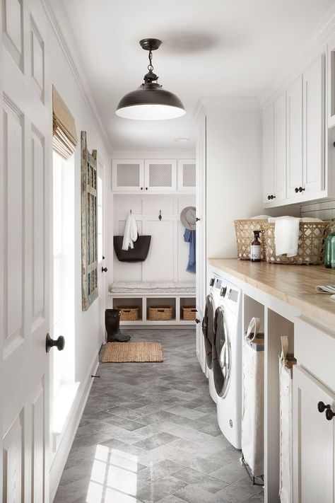 Modern Farmhouse Laundry Room, Laundry Room/mudroom, Laundry Room Flooring, Mudroom Laundry Room, Farmhouse Laundry Room, Mudroom Design, Laundry Room Cabinets, Laundry Room Inspiration, Casa Vintage