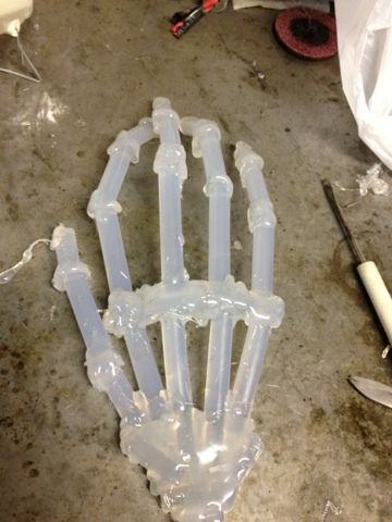 Hot glue stick skeleton hand. Then how about spraying it with some glow in the dark paint. Diy Skeleton Hand, Hot Glue Ideas, Diy Skeleton, Strašidelný Halloween, Cheap Diy Halloween Decorations, Dekorasi Halloween, Halloween Fest, Halloween Props Diy, Adornos Halloween