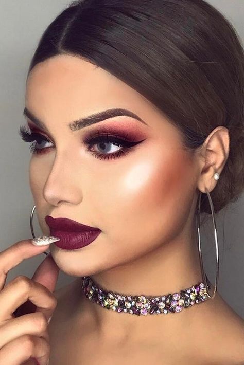 45+ Smokey Eye Ideas & Looks To Steal From Celebrities Dramatic Eyes, Burgundy Makeup, Make Up Designs, Burgundy Lipstick, Makeup 2018, Dramatic Eye Makeup, How To Apply Eyeliner, Makeup Guide, Foto Poses