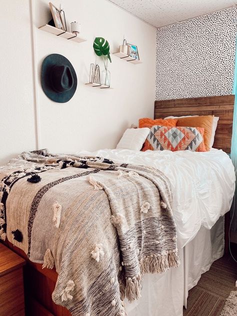 Country Dorm Decor, Boho Western Dorm Room Ideas, Western Boho Dorm Room, Rustic Dorm Room Ideas, Western College Dorm, Boho Dorm Room Ideas Colleges, Western Dorm Room Ideas, Western Dorm Room, Dorm Room Essentials List