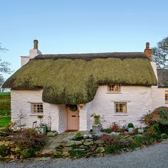 Built in the late 17th century, this thatched cottage has two bedrooms with later additions. The owners, a holiday property company owner and a builder, fell in love as soon as they saw the painted rubble and cob cottage near the north Cornish coast two years ago. ‘It was magical,’ they say. Kakariko Village, Cute Cottages, Cornwall Cottages, Storybook Homes, Scandi Interiors, Little Cottages, Casa Country, Cottage Exterior, Country Cottage Decor