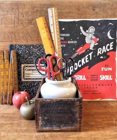 Antique Classroom Decor, Vintage Classroom Theme, Plc Room, Vintage School Decor, Antique Display Ideas, Old School Room, Vintage Classroom Decor, Classroom Vibes, Back To School Displays