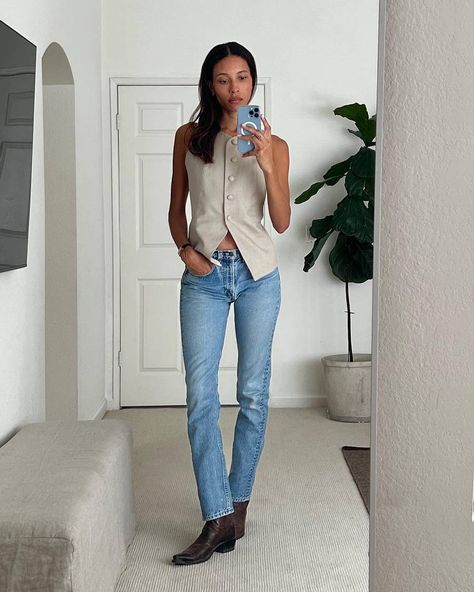 Classic Fall Fashion, Tylynn Nguyen, Classic Fall Style, Fall Fashion Staples, Transitional Fashion, Fashion Makeover, Types Of Jeans, All Black Looks, Jenner Outfits