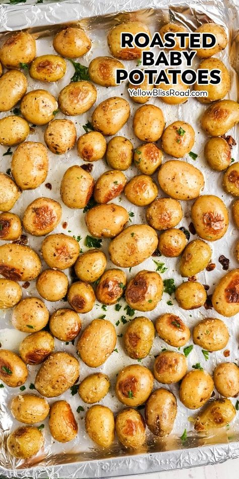 Roasted Baby Potatoes are an easy side dish for any meal! Perfectly golden and crispy on the outside, fluffy and tender on the inside. Kos, Roasted Golden Potatoes, Golden Potato Recipes, Small Potatoes Recipe, Baked Baby Potatoes, Baby Potato Recipes, Roasted Baby Potatoes, Roasted Potato Recipes, Easy Potato Recipes