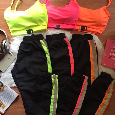 Calça jogger preta de tactel com faixa neon lateral e faixa refletiva nas cores amarela verde rosa e laranja com top cropped fivela com preto em suplex com cores flúor rosa pink amarelo laranja e verde Surprise Dance Outfits, Glow Birthday Party, Surprise Dance, Neon Birthday, Glow Birthday, Neon Outfits, Dance Costume, Dance Outfits, Dance Costumes