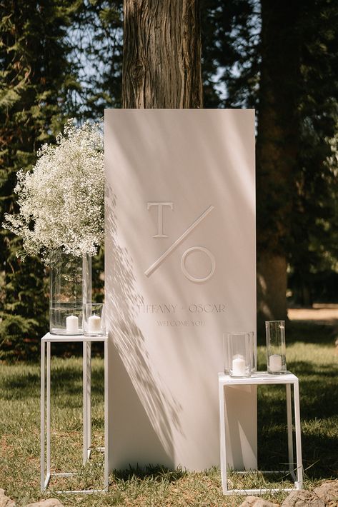 Modern rectangular wedding welcome sign with baby's breath and white candles #modernwelcomesign #weddingwelcomesign #modernweddingsign #tallwelcomesign Wedding Inspiration Minimalist, Elegant Ceremony Decor, Wedding Welcome Party Decor, All White Wedding Florals, Wedding White Backdrop, Wedding Minimalist Decorations, Unique Welcome Signs Wedding, White Wedding Decor Elegant, Welcome Party Ideas