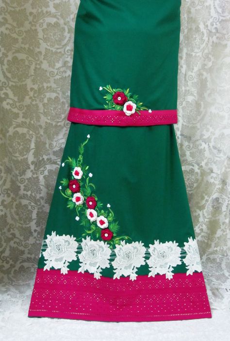 Description - Classy dark spring green rida designed using elegant white Guipure floral appliques, pink chikan panel and hand crochet flowers with embroidery giving it a chic, sophisticated and a graceful look !  Price - INR. 3080/- Ridas Bohra Collection, Mess Free Craft, Dark Spring, Collection Design, Floral Applique, Spring Green, Hand Crochet, Crochet Flowers, Textile Art