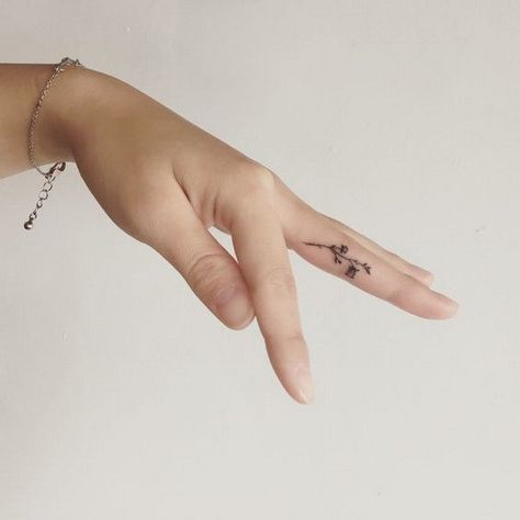 Tiny Flower Tattoo on Finger. Tiny Flower Tattoo, Flower Finger Tattoos, Tiny Flower Tattoos, Tiny Finger Tattoos, Cute Finger Tattoos, Small Finger Tattoos, Finger Tattoo For Women, Finger Tats, Finger Tattoo Designs