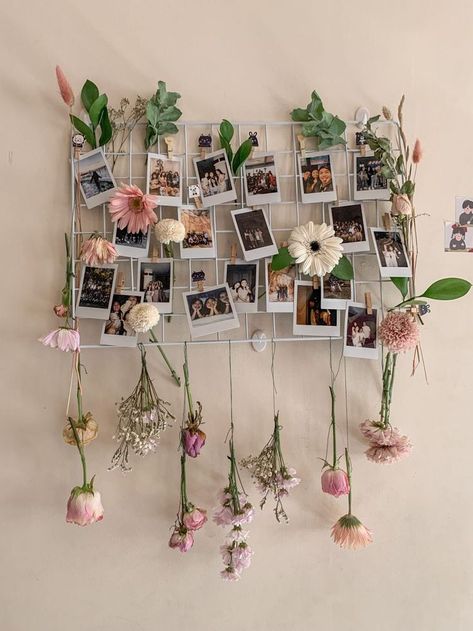 Wall Picture Ideas Aesthetic, Flower Dorm Room Aesthetic, Fake Flower Display Ideas, Flower Dorm Decor, Dorm Wall Decor Aesthetic, Flower Themed Dorm Room, Flower Wall Ideas Bedroom, Fake Flower Bedroom Decor, Bedroom Decor Flowers