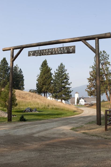 Dutton Ranch Dutton Ranch Aesthetic, Ranch Entrance Ideas Entry Ways, Dutton Ranch Yellowstone House, Ranch Signs Entrance, Farm Gates Entrance, Ranch Entrance Ideas, Ranch Entrance, Farm Entrance, Ranch Gates