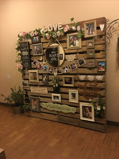 Memory Pallet For Wedding, Pallet Diy Wedding, Diy Pallet Projects Wedding, Wedding Picture Wall Display Receptions, Rustic Wedding Wall Decor, Wedding Decor With Pallets, Pallet Projects For Wedding, Wedding Shower Photo Display, Party Picture Wall Ideas