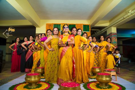 Haldi Haldhi Stills Bride Groom, Indian Wedding Family Photos Group Shots, Girl Haldi Ceremony, Haldi Stills For Groom, Haldi Group Poses, Haldi Poses For Bride With Friends, Haldi Group Photos, Haldi Shoot Poses, Haldi Photoshoot With Friends