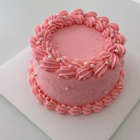 Round Birthday Cake Aesthetic, White Cake With Pink Frosting, Small Round Birthday Cake For Woman, Mini Round Cakes, Simple Small Birthday Cake, Pink Cakes Simple, Pink And White Cake Ideas, White Cake Pink Flowers, Pink Confetti Cake