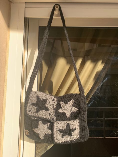 Star messenger bag crochet Messager Bags Crochet, Crochet Star Bag Y2k, Crochet Bag With Stars, Star Messager Bag Crochet, Star Messenger Bag Crochet Pattern, Star Crochet Projects, Star Bags Crochet, Knitted Messenger Bag, Messenger Bag Patterns Crochet