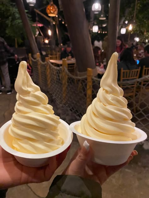 Pineapple Dole Whip Disneyland, Disney World Food Pictures, Dole Whip Aesthetic, Disneyland Food 2024, Disney Park Food, Disneyland Dole Whip, Disneyland Foods, Disney Dole Whip, Disney Core