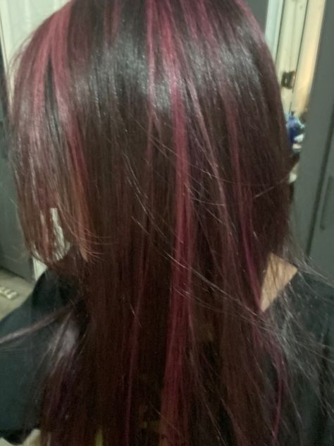 Hair Dye Highlights Brunettes, Dark Pink Hair Streaks, Highlight Streaks In Brown Hair, Y2k Red Highlights, Brown Hair And Purple Highlights, Hair Dye Colors Highlights, Magenta Streaks In Brown Hair, Colors That Look Good With Brown Hair, Red Purple Hair Highlights