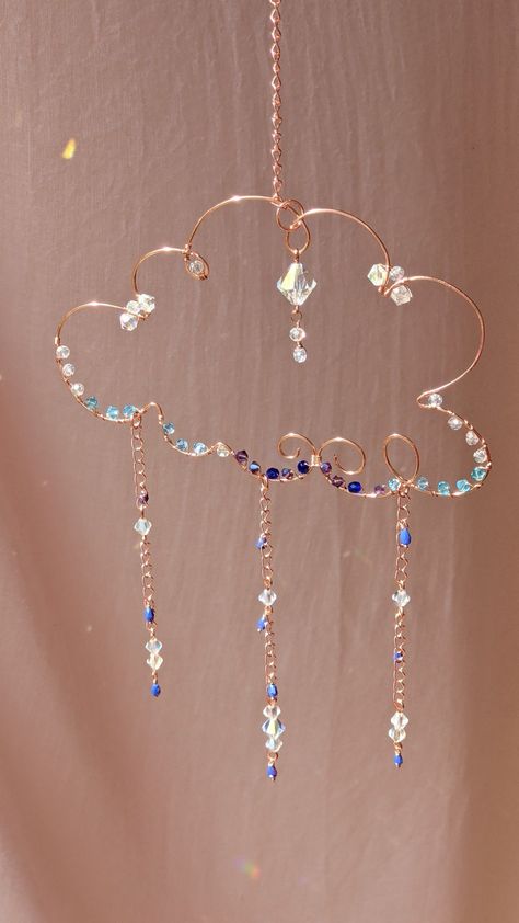 Diy Crystal Suncatcher Beads, Wire Art Suncatchers, Wire Mobiles Diy, Macrame Suncatcher Diy, Wire Bead Crafts, Floral Wire Crafts Diy, Simple Wire Crafts, Wire Bead Art, Bead And Wire Suncatchers Diy