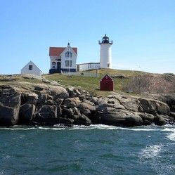 York Beach Maine, Nubble Lighthouse, New England Lighthouses, York Maine, Maine Lighthouses, Lighthouse Pictures, Places In America, New England Travel, Ocean Pictures